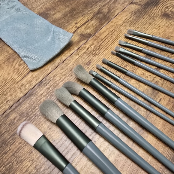 New 13 Piece Green Makeup Brush Set with Pouch - Picture 6 of 7